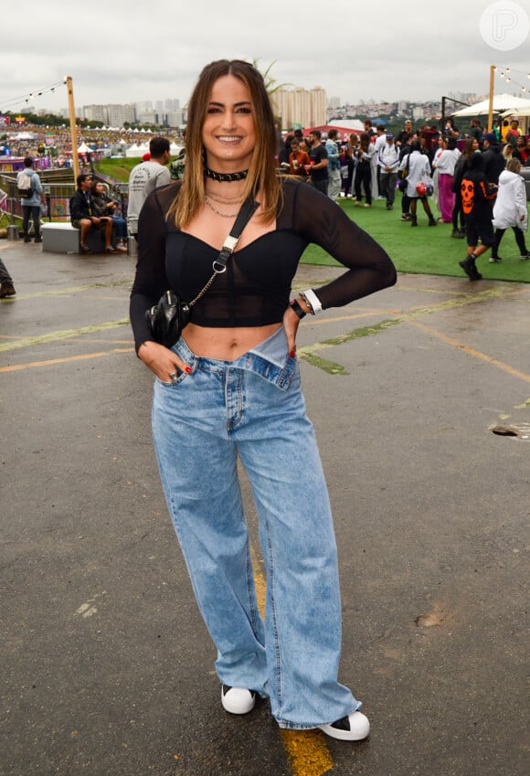 Lollapalooza 2024: Mari Palma destacou sua barriga sarada em uma combinação de calça jeans e cropped de manga comprida
