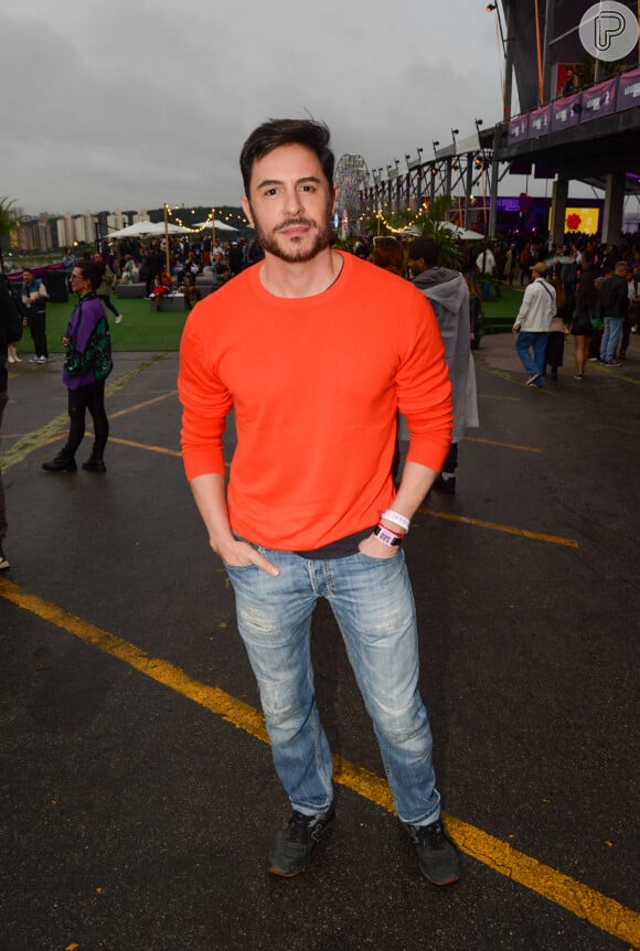 Lollapalooza 2024: simples, Ricardo Tozzi usou um suéter laranja com calça jeans