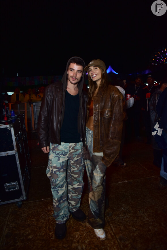 No Lollapalooza 2024, Sasha e o marido João Figueiredo esbanjaram estilo combinando jeans estampado com jaqueta