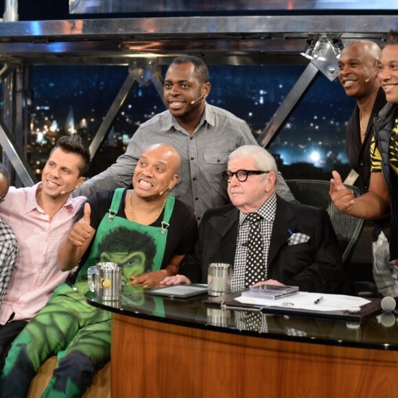 Anderson do Molejo e seus colegas de grupo em foto durante entrevista a Jô Soares na Globo