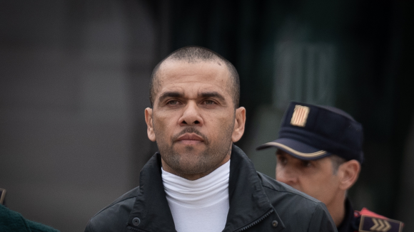 Condenado por estupro, Daniel Alves organizou festa um dia depois de ser solto com fiança milionária, diz TV espanhola