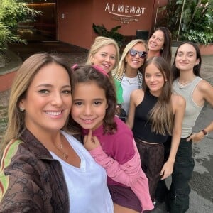 Ticiane Pinheiro postou fotos com as filhas, Rafaella e Manuella, as irmãs, a sobrinha e a mãe, Helô Pinheiro