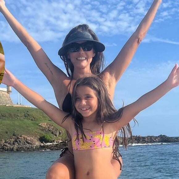 Deborah Secco, em foto de biquíni na lancha com a filha, gera rumores de separação na web