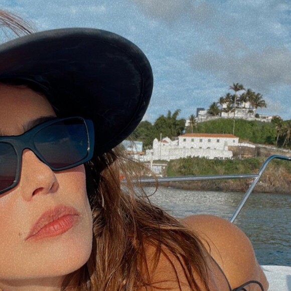 Deborah Secco também ousou na publicação, exibindo detalhes de seu corpo