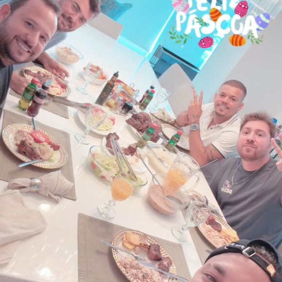 Já Neymar passou a Páscoa cercado por amigos e sem Bruna Biancardi e Mavie