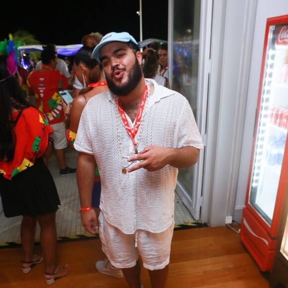 Francisco Gil tem 29 anos e também é cantor, fazendo parte do trio Gilsons