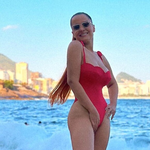 Maiara, mais confiante, passou a apostar em fotos de biquíni e trajes de banho