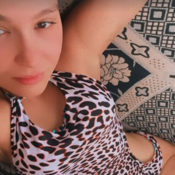 Maiara volta a exibir corpo magro em maiô animal print e destaca bumbum nas redes sociais