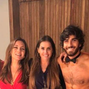 Hugo Moura com Adriana Esteves e Deborah Secco nos bastidores da novela Segundo Sol , trama de João Emanuel Carneiro