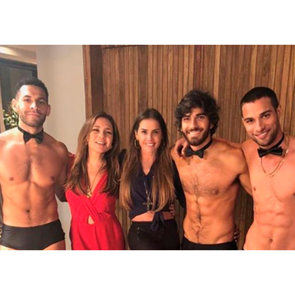 Hugo Moura com Adriana Esteves e Deborah Secco nos bastidores da novela Segundo Sol , trama de João Emanuel Carneiro
