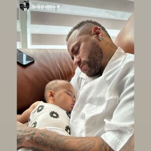 Neymar e Mavie: jogador dorme com a filha no colo em foto publicada nas redes sociais nesta quinta-feira (04)