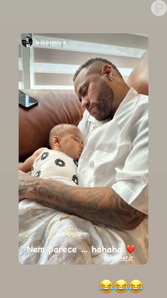Neymar e Mavie: jogador dorme com a filha no colo em foto publicada nas redes sociais nesta quinta-feira (04)