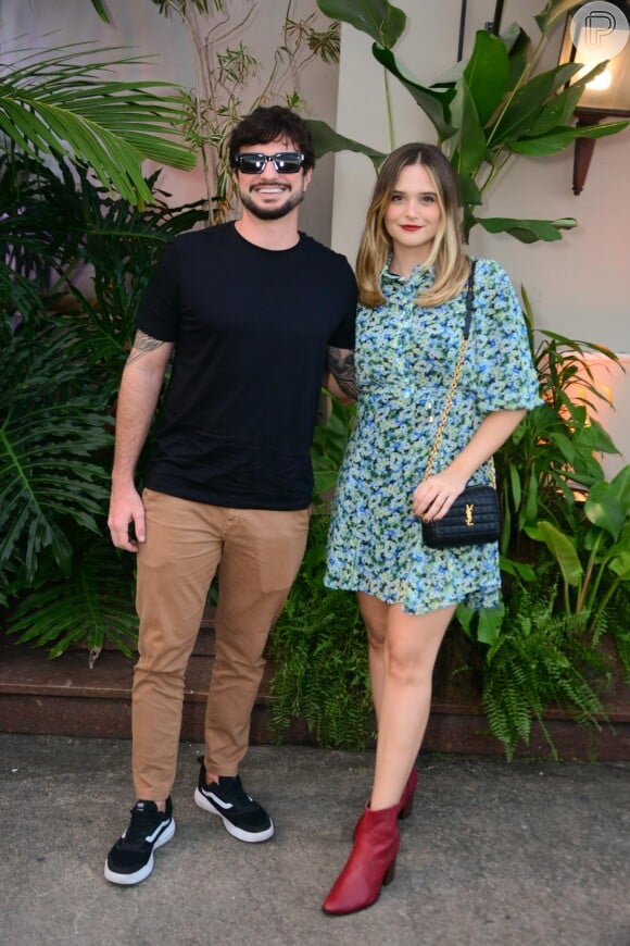 Juliana Paiva com o namorado no aniversário de Rafa Kalimann, no Rio
