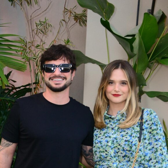 Juliana Paiva com o namorado no aniversário de Rafa Kalimann, no Rio