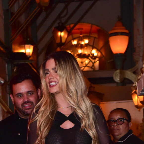 Yasmin Brunet escolheu um vestido preto curtinho para jantar com outros ex-BBBs em noite de 19ª eliminação e formação do 20º Paredão