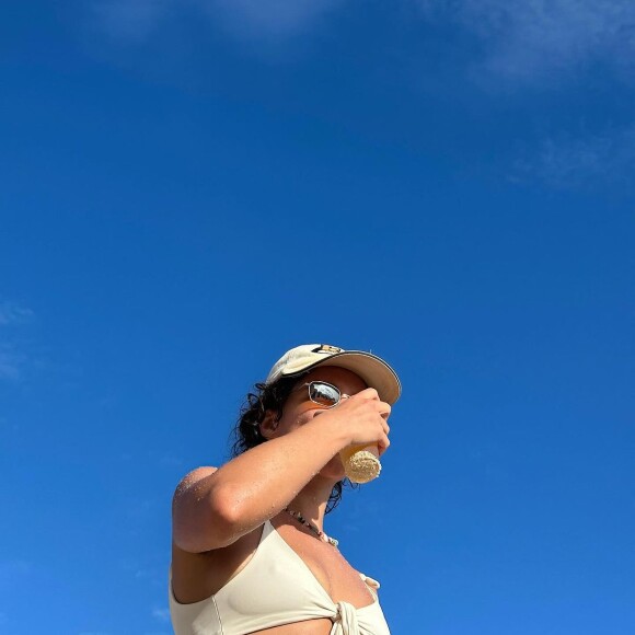 Bruna Linzmeyer publicou novas fotos no Instagram de um dia de muito sol na praia