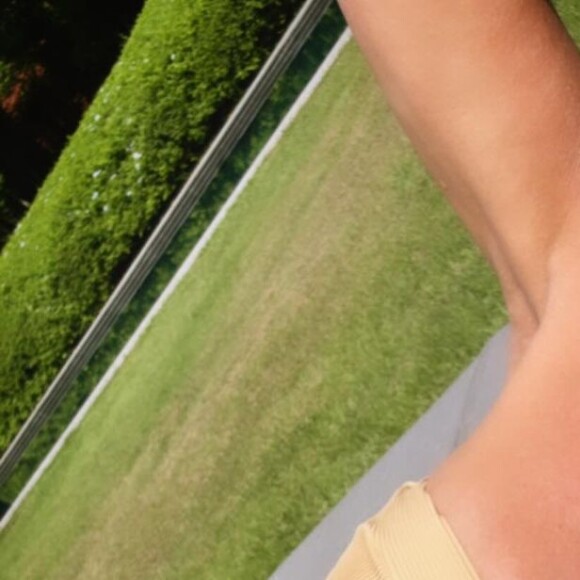Usando um biquíni nude sem alças, Adriane Galisteu destacou seu corpo em uma das fotos da publicação