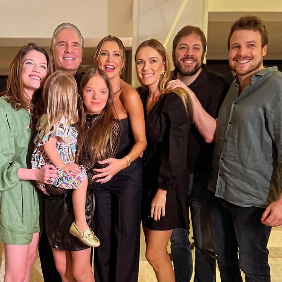 Rafaella Justus em foto com o pai, Roberto Justus, a madrasta, Ana Paula Siebert, a irmã Luiza, com o marido, Stephan Panico, e o irmão Ricardo, ao lado da mulher, Fran Fischer