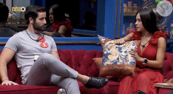 Matteus aparece na final do 'BBB 24' usando calça e blusa prateadas