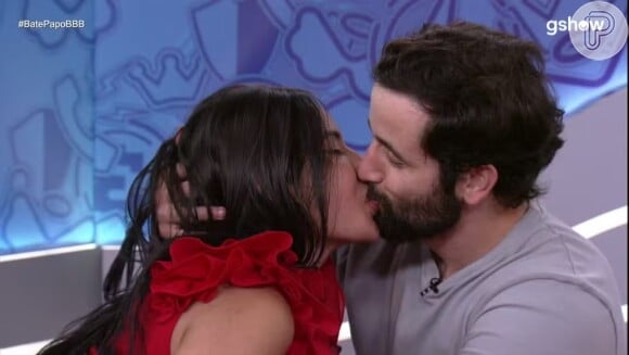 Matteus e Isabelle dão beijão em entrevista após o 'BBB 24'