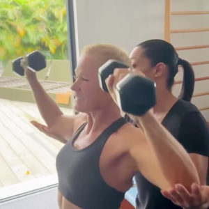 Xuxa, além da corda, fez exercícios com halteres no vídeo compartilhado