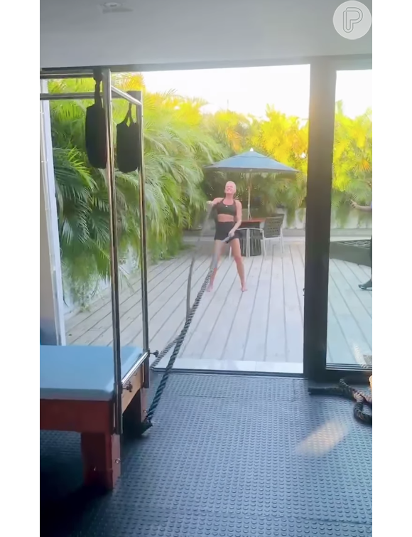 Xuxa compartilhou um vídeo fazendo exercícios físicos em sua mansão nesta sexta (19)
