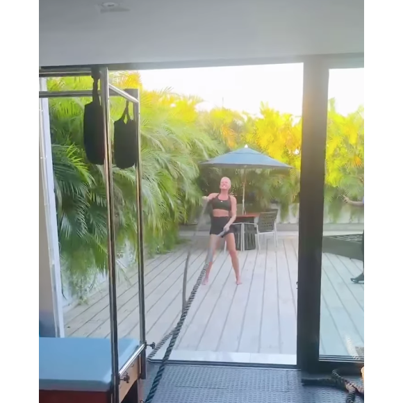 Xuxa compartilhou um vídeo fazendo exercícios físicos em sua mansão nesta sexta (19)