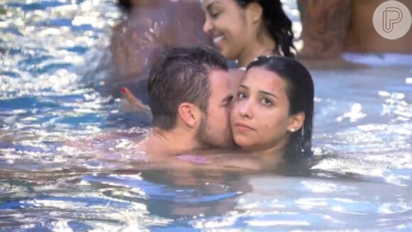 'BBB15': Rafael beija o rosto de Talita na piscina