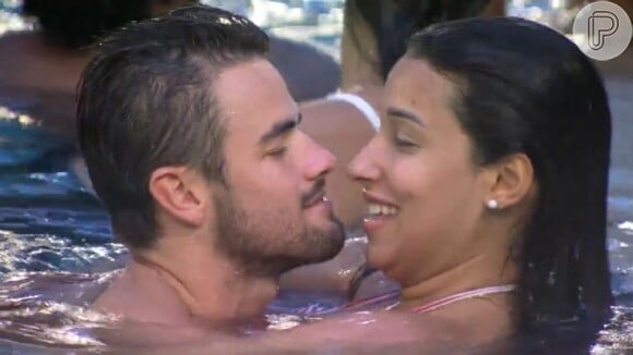 'BBB15': Rafael e Talita ficam agarradinhos na piscina da casa