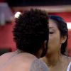 Douglas brinca com Amanda, ao beijá-la através de uma vidraça: 'Primeiro beijo no 'BBB15''