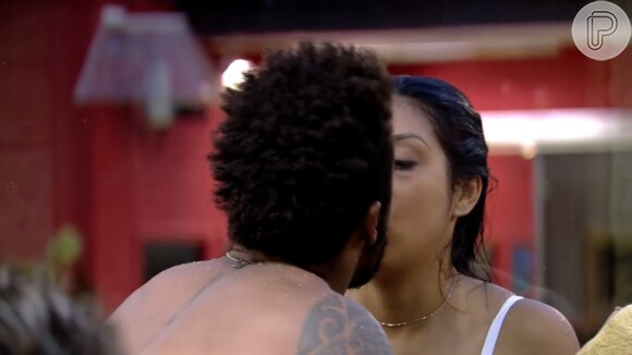 Douglas brinca com Amanda, ao beijá-la através de uma vidraça: 'Primeiro beijo no 'BBB15''