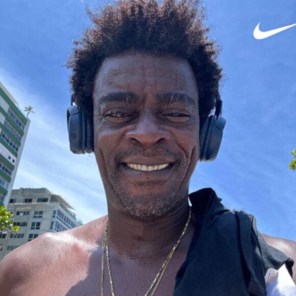 Seu Jorge corria no Rio de Janeiro, quando foi clicado usando um fone de ouvido diferente