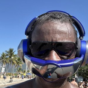 Fone de ouvido com purificador de ar, usado por Seu Jorge, custa mais de R$ 3 mil reais
