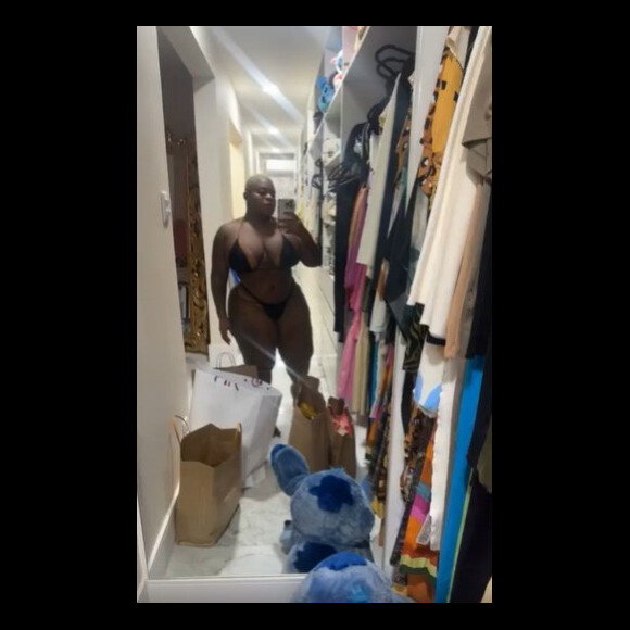 Jojo Todynho escolheu um biquíni preto mínimo