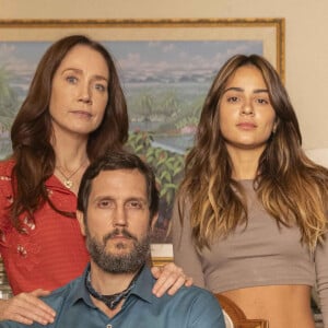 Sandra (Giullia Buscacio) , Egídio (Vladimir Brichta) e Dona Patroa (Camila Morgado) são uma família complicada na novela Renascer