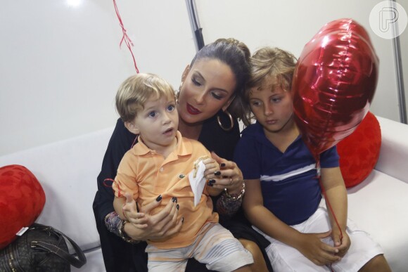 Claudia Leitte recebe os filhos, Davi e Rafael, no camarim após o show no Festival de Verão de Salvador
