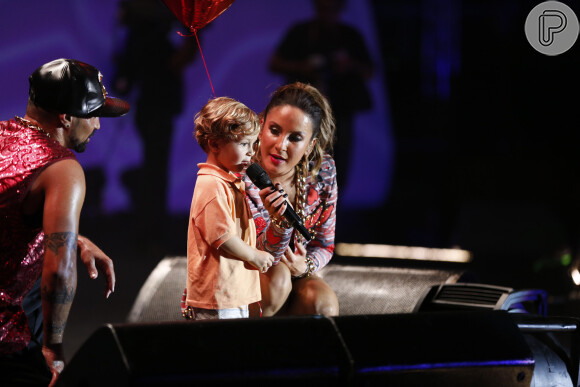 Claudia Leitte canta a música "Cartório" com o filho caçula, Rafael, de 2 anos, no palco