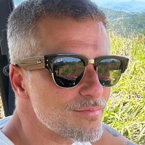 Nas fotos, Bruno Gagliasso deixou seu bumbum à mostra e destacou seus pelos pubianos