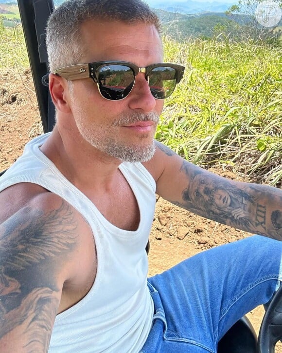 Nas fotos, Bruno Gagliasso deixou seu bumbum à mostra e destacou seus pelos pubianos