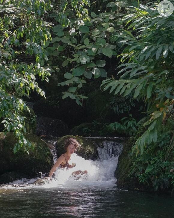 Nesta quarta-feira (01), Bruna Linzmeyer aproveitou o feriado em uma cachoeira