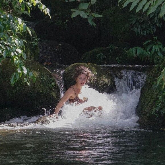 Nesta quarta-feira (01), Bruna Linzmeyer aproveitou o feriado em uma cachoeira
