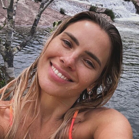 Carolina Dieckmann compartilha foto tirada aos 13 anos e beleza impressiona internautas