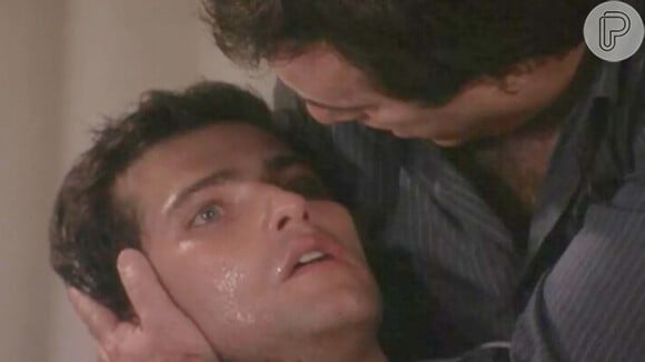 Em Paraíso Tropical, Ivan (Bruno Gagliasso) morre nos braços do pai, Antenor (Tony Ramos)