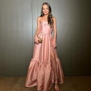 Rafaella Justus elegeu um vestido rosa longo para comparecer a uma festa de 15 anos