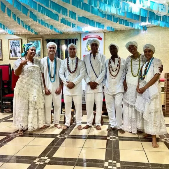 O Candomblé é uma religião de matriz africana que cultua os orixás. O termo candomblé vem da junção das palavras quimbundo candombe (dança com atabaques) + iorubá ilê (casa), que significa casa da dança com atabaques