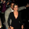 Jennifer Aniston ivete em decote profundo para ir ao 'The Daily Show', em 22 de janeiro de 2014