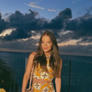 Rafaella Justus exibiu um conjuntinho estampado de saia e cropped, em mais uma produção para a viagem em Anguila, uma pequena ilha no Caribe Oriental