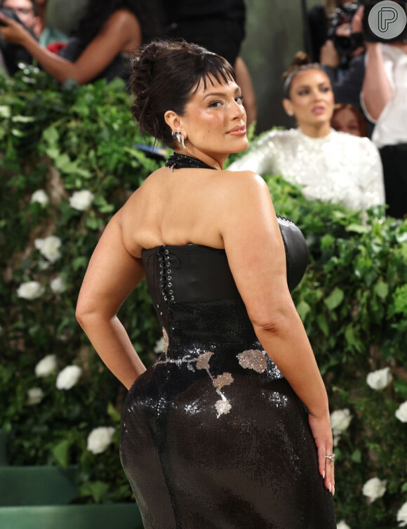 Met Gala 2024: vestido com espartilho de Ashley Graham levou 500 horas para ser criado e modelo plus size 'mal conseguiu respirar'