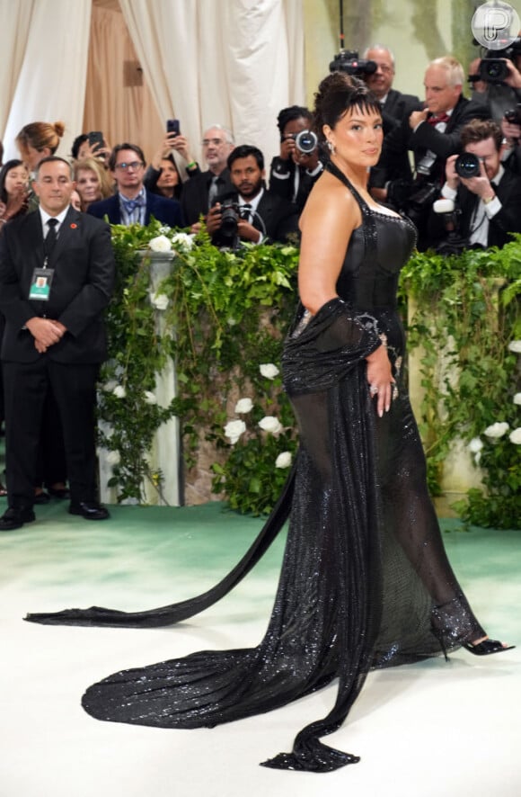 Met Gala 2024: vestido com espartilho de Ashley Graham levou 500 horas para ser criado e modelo plus size 'mal conseguiu respirar'