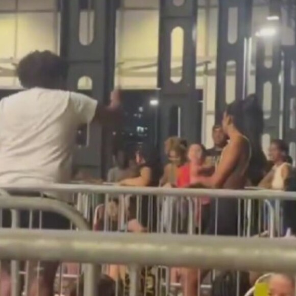 Fãs de Bruno Mars brigam em fila para comprar ingresso no Rio de Janeiro
